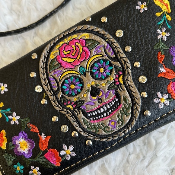 NWOT Cross body embroidered scull bag with card holders - Picture 2 of 4
